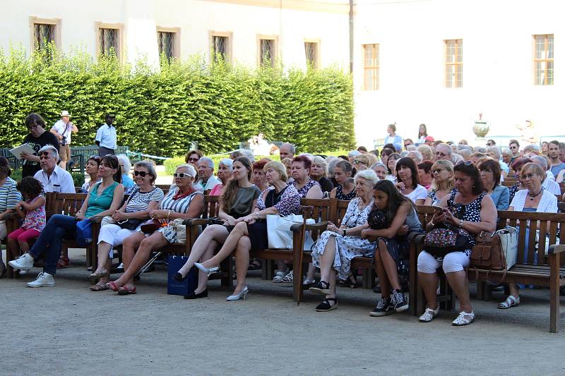 Žáci ZUŠ Odry vystoupili ve čtvrtek 4. července ve Valdštějnské zahradě v rámci akce Kulturní léto v senátu.