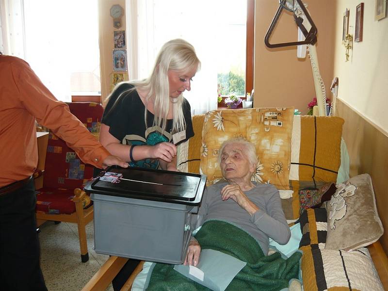 Členové volební komise navštívili s přenosnou volební urnou paní Marii Vavříkovou a po chvíli také pana Bohdana Chvátala. Oba století občané se na volby náležitě připravovali.