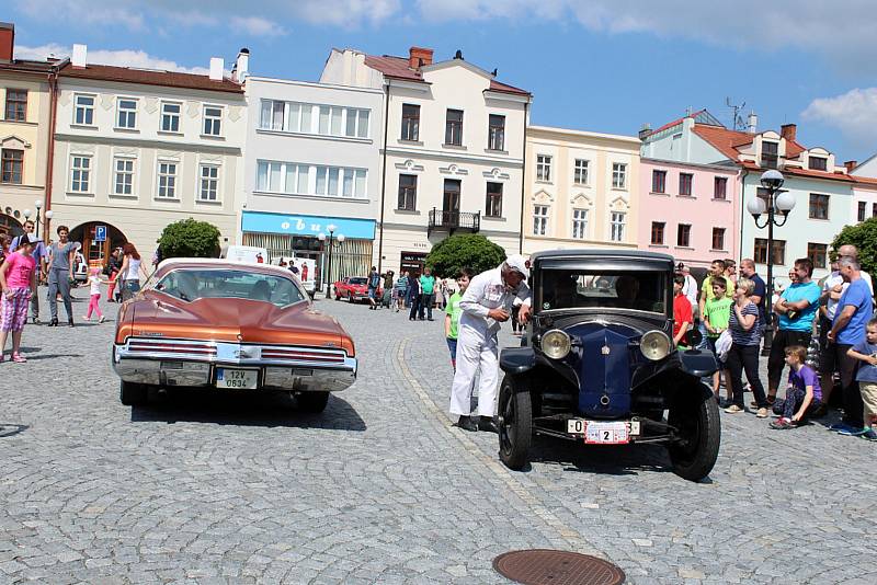 Automobilové veterány staré i téměř devět desetiletí mohli obdivovat obyvatelé a návštěvníci Příbora v sobotu 27. května.