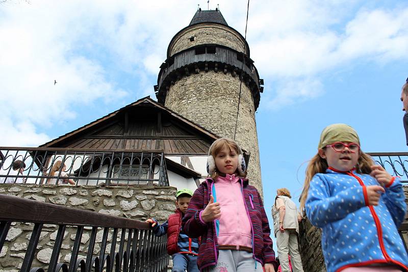 Hrad Štramberk s věží Trúba otevřel v sobotu 7. dubna své brány veřejnosti. Zahájení sezony se neobešlo bez šermířských soubojů.