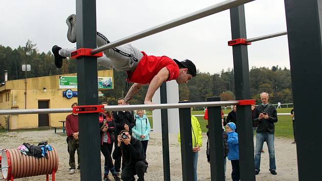 Workoutové hřiště ve Štramberku otevřeli loňský a letošní mistři České republiky ve street workoutu.