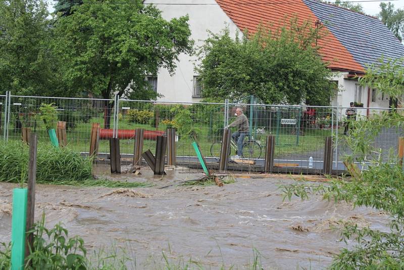 Lidé na Novojičínsku se v úterý odpoledne opět báli. Zejména v Novém Jičíně-Žilině, Mořkově a Životicích u Nového opět hrozily záplavy kvůli rozvodněné řece Jičínce.