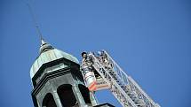 Ulomenou korouhev na věži radnice ve Fulneku sundali hasiči.