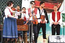 Setkání cimbálových muzik Valašského království je jakýmsi dítětem Radomíra Golase (na snímku zcela vpravo), který již připravuje 16. ročník téíto folklorní akce.