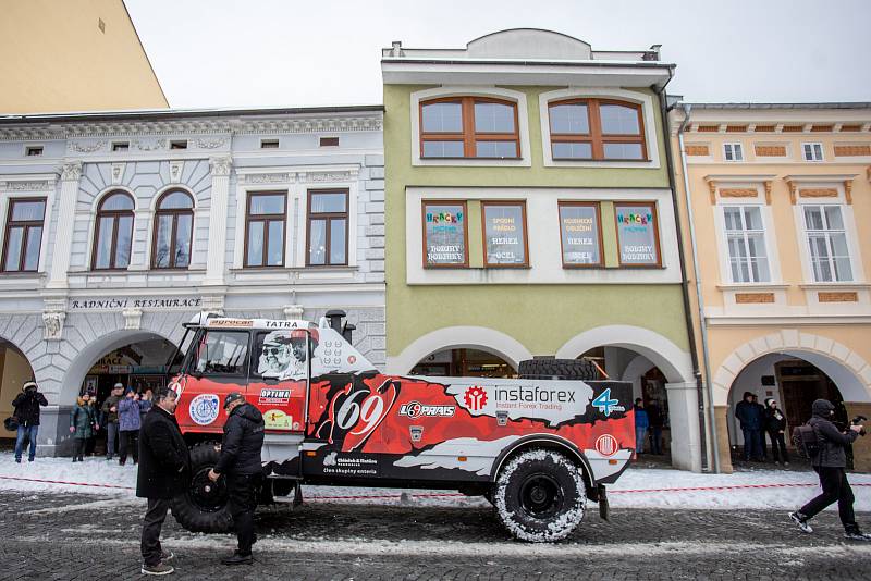 Poslední rozloučení s automobilovým závodníkem Karlem Lopraisem, který zemřel 30. prosince ve věku 72 let, 22. ledna 2022 ve Frenštátě pod Radhoštěm.