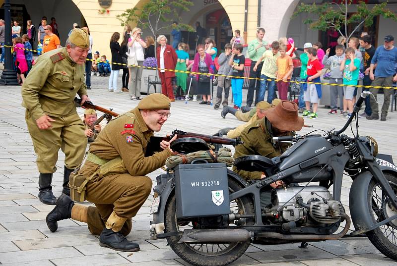 Bitva protektorátních vojáků s Rudou armádou na Masarykově náměstí v Novém Jičíně.