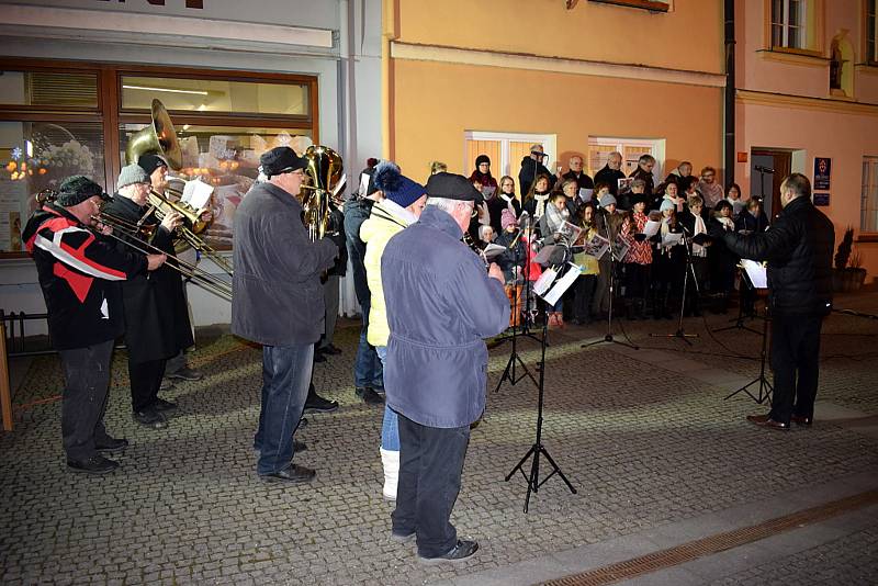 Zpívání koled na náměstí v Bílovci.