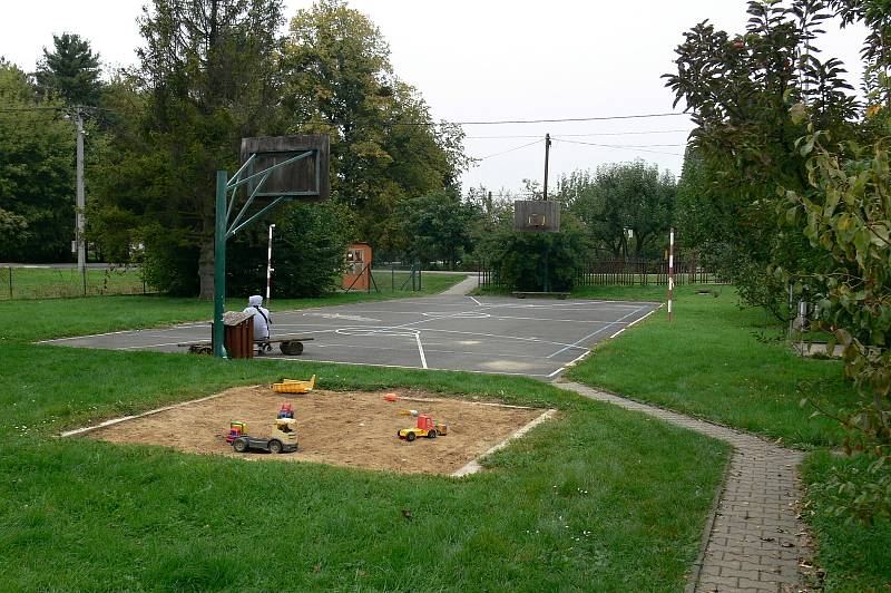 Jeseník nad Odrou má pět částí. V roce 2013 zvítězil v celostátní soutěži Vesnice roku.