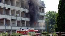 Téměř milionovou škodu napáchal v pondělí odpoledne požár ubytovny v Odrách na Nové ulici. 