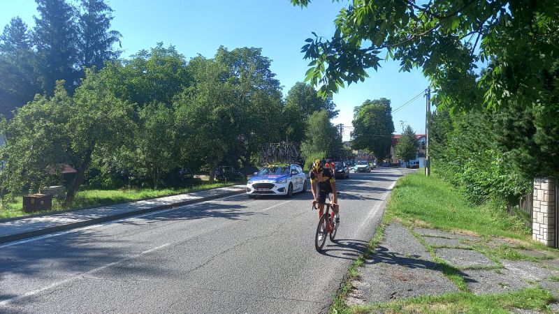 Trojanovicemi se prohnal cyklistický peloton skoro jako na Tour de France.