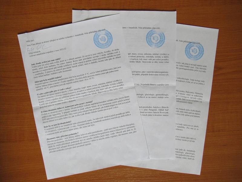 Dopisy našich sedmáků pro antarktické výzkumníky.