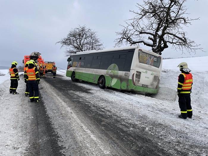 Zapadlý autobus a záchrana pasažérů a řidiče v Tiché na Novojičínsku. Neděle 14. února.