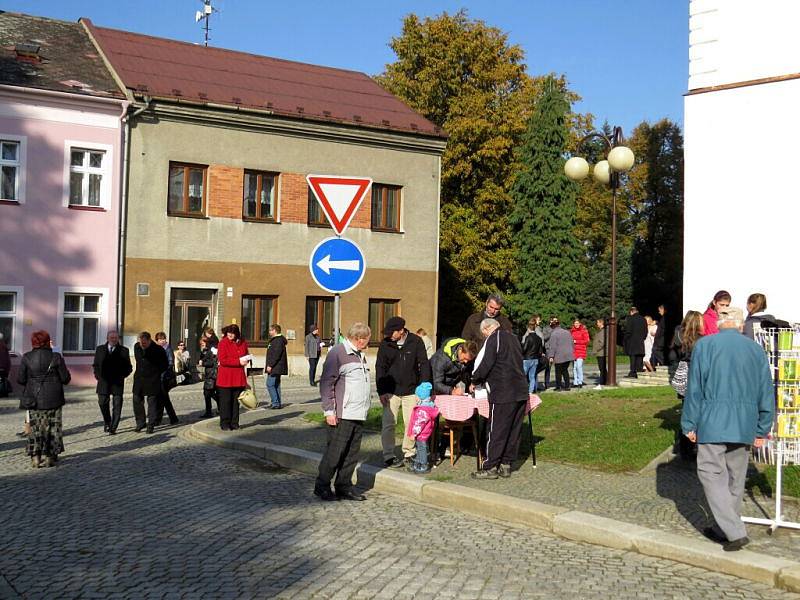 V neděli 23. října dopoledne se v Bílovci rozezněly zvony poněkud slavnostněji. Právě v tento den si totiž Bílovečtí připomněli pětadvacáté výročí navrácení zvonů do kostela sv. Mikuláše.