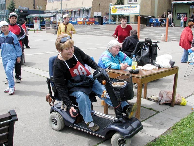 Pojedenácté se sjeli zdravotně postižení z celé České republiky do Kopřivnice. V sobotu 24. května se tam uskutečnil další ročník celostátních her handicapovaných občanů. Hod granátem byl jednou z disciplín, kterou si mohli účastníci setkání vyzkoušet.