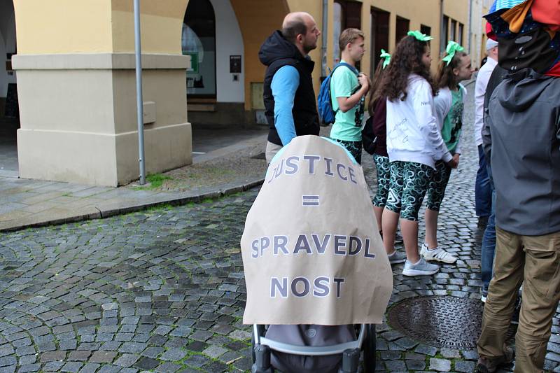 Demonstrace za nezávislou justici a proti vládě v Novém Jičíně, 28. května 2019.