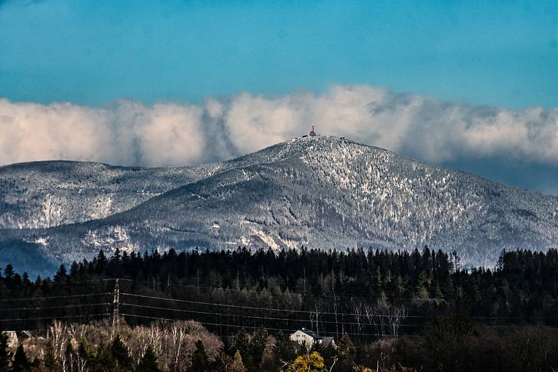 Slunce, sníh, vítr, Lysá hora a Beskydy. Ilustrační foto.