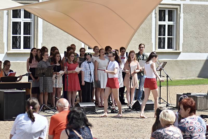 Víkend otevřených zahrad uspořádali v Příboře. V sobotu 8. června i v neděli byl v piaristické zahradě zajímavý program.