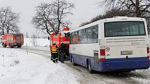 Dvě jednotky hasičů vyjelo v pondělí 28. ledna po poledni k nehodě linkového autobusu ve Staré Vsi. Hasiči vyprošťovali čtyři cestující a řidiče.