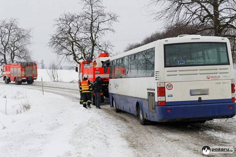 Dvě jednotky hasičů vyjelo v pondělí 28. ledna po poledni k nehodě linkového autobusu ve Staré Vsi. Hasiči vyprošťovali čtyři cestující a řidiče.