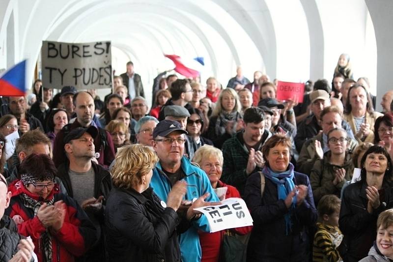 Demonstrace za nezávislou justici a proti vládě v Novém Jičíně, 28. května 2019.