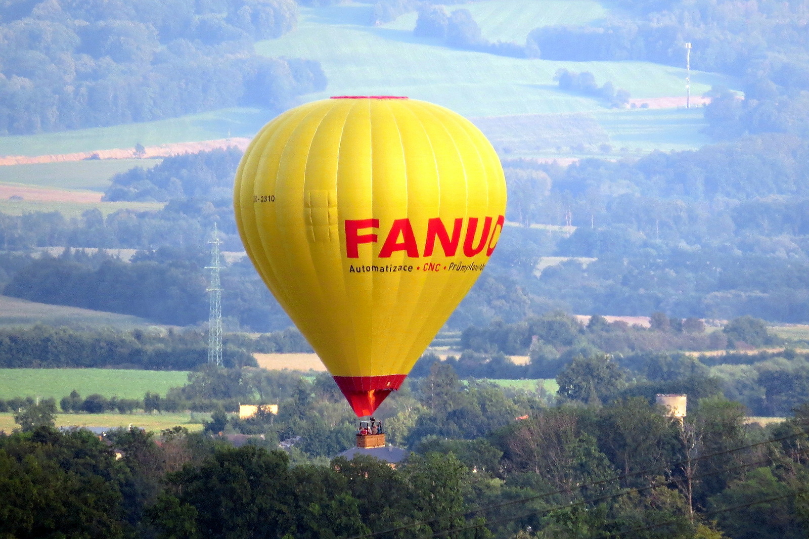 OBRAZEM: Horkovzdušný balon se vznášel v neděli nad Odrami - Novojičínský  deník