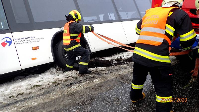 Nehoda autobusu v Trojanovicích.