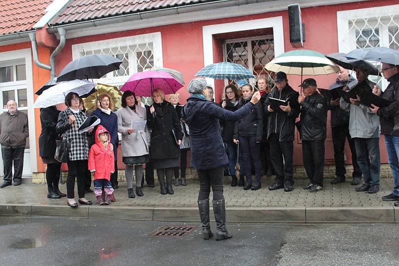 Odhalení pamětní desky na domě číslo 34 v Hoblíkově ulici v Novém Jičíně rodáku Maxi Mannheimerovi.