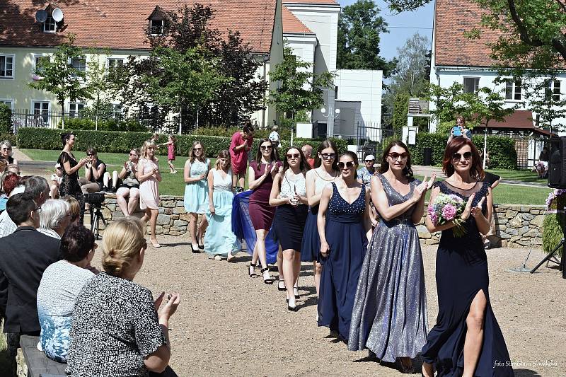 Víkend otevřených zahrad uspořádali v Příboře. V sobotu 8. června i v neděli byl v piaristické zahradě zajímavý program.