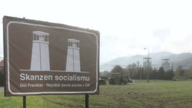 Billboard „zve“ na skanzen socialismu. Na těžební věže.