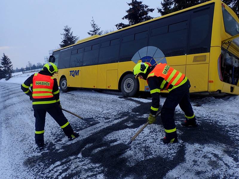 Zapadlý autobus vytáhl z příkopu až speciál Bizon.