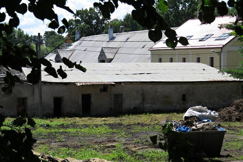 Zchátralý areál se dvěma zámky chce obec Bravantice revitalizovat a má s ním velké plány.