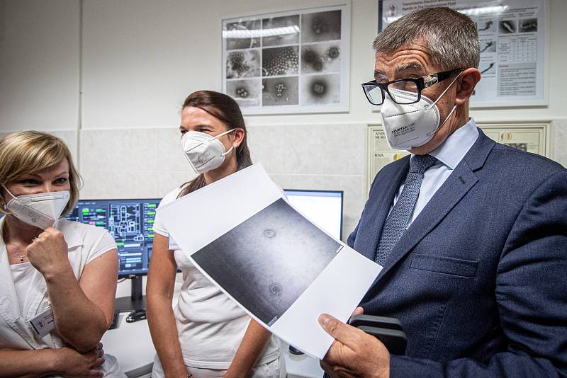 Premiér Andrej Babiš si prohlíží fotografie koronaviru (SARS-Cov-2) ve Zdravotní ústavu v Ostravě, 15. července 2021.