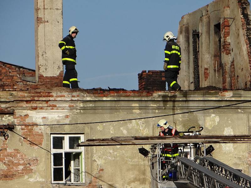 Dva hasiči byli lehce zraněni při nočním požáru v obci Vražné, kde plameny zachvátily rozlehlou střechu a půdu bytového domu.