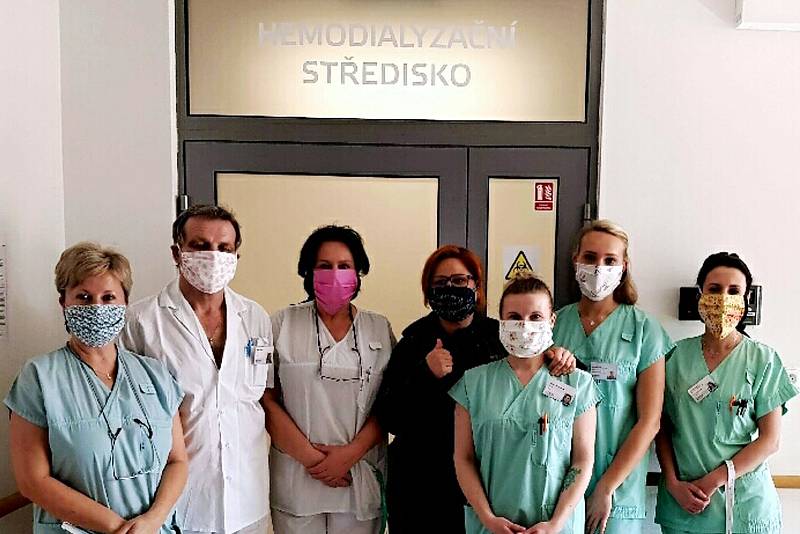 Roušky od starostky Vrchů Jiřiny Pešlové nosí i někteří lékaři novojičínské nemocnice.