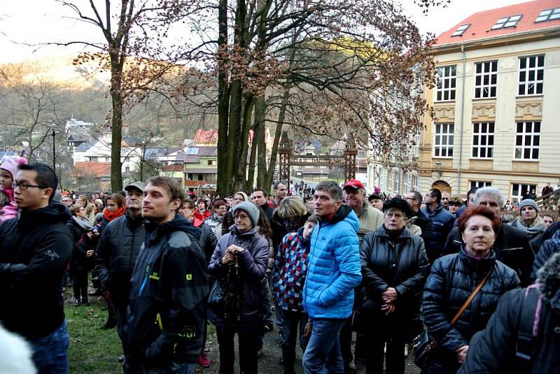 Živý betlém v štramberském Národním sadu v sobotu 26. prosince opět přilákal davy návštěvníků.