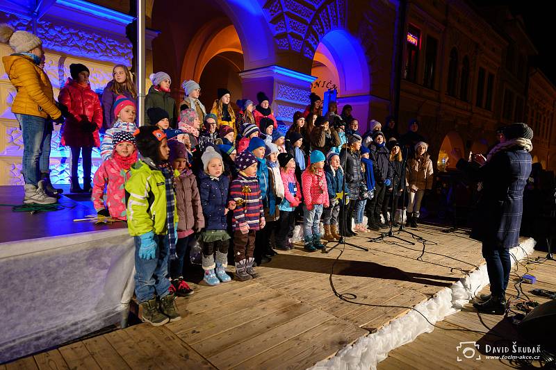 Ve Frenštátě pod Radhoštěm zpívalo koledy ve středu 11. prosince 2019 zhruba šest stovek lidí. Přidali se také zastupitelé, kteří přerušili zasedání.