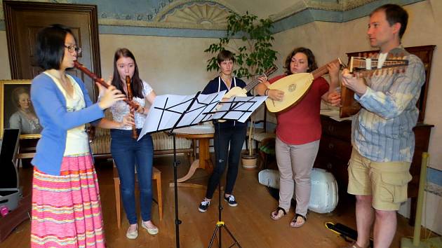 Komnaty kunínského zámku hostí do zítřejšího dne mezinárodní letní kurz interpretace staré hudby.