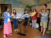 Komnaty kunínského zámku hostí do zítřejšího dne mezinárodní letní kurz interpretace staré hudby.