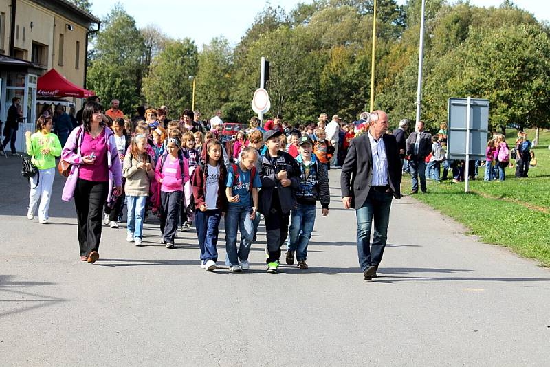 Stovky školáků zamířily ve čtvrtek 4. října na skládku v Životicích Nového Jičína při dnu otevřených dveří, který byl spojen s propagací třídění odpadu do barevných tašek.