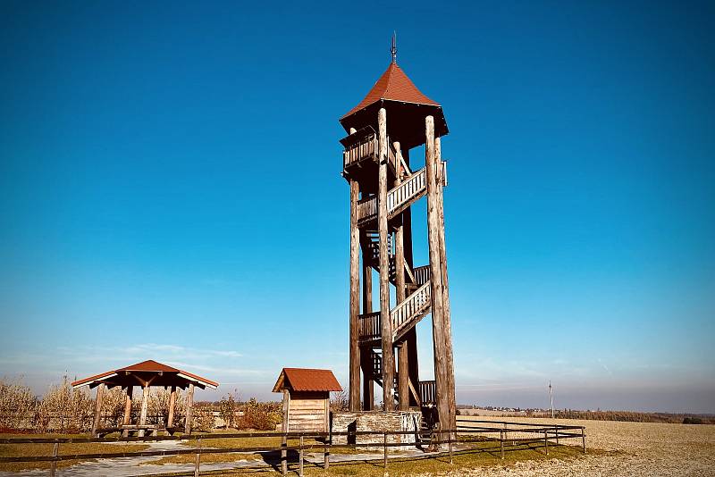 Rozhledna Slatina, z níž jde vidět do Beskyd i Jeseníků!