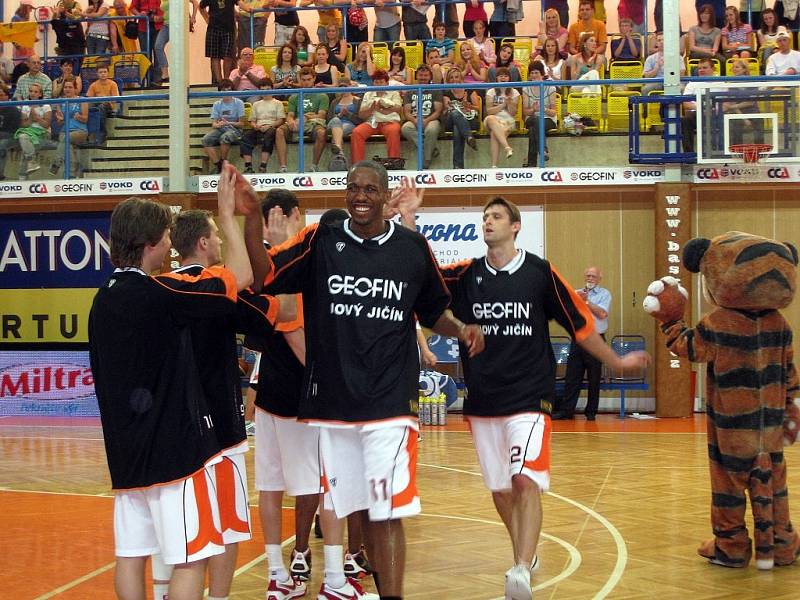 První semifinálový zápas Mattoni NBL, který se hrál v pátek v Novém Jičíně dopadl lépe pro domácí druižstvo Geofin Nový Jičín. To porazilo hostující BK Děčín poměrem 94:87.