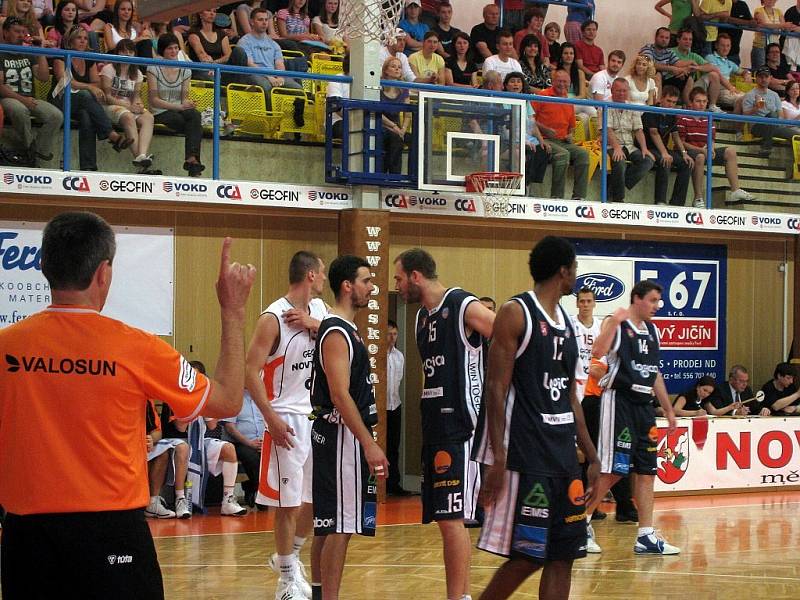 První semifinálový zápas Mattoni NBL, který se hrál v pátek v Novém Jičíně dopadl lépe pro domácí druižstvo Geofin Nový Jičín. To porazilo hostující BK Děčín poměrem 94:87.