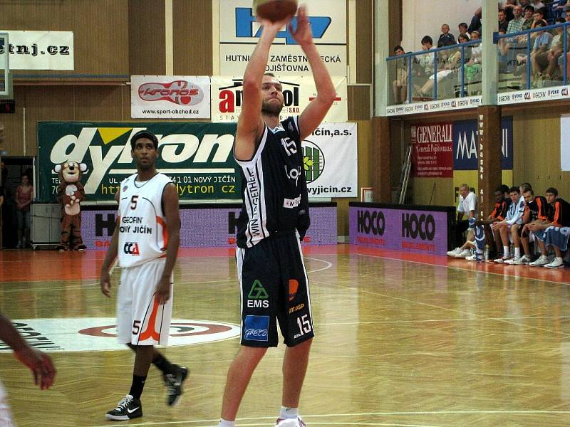 První semifinálový zápas Mattoni NBL, který se hrál v pátek v Novém Jičíně dopadl lépe pro domácí druižstvo Geofin Nový Jičín. To porazilo hostující BK Děčín poměrem 94:87.