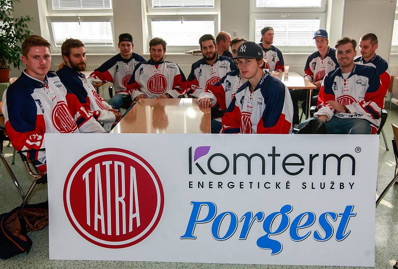 Hokejisté HC Tatry Kopřivnice darovali krev v krevním centru v Ostravě-Porubě.