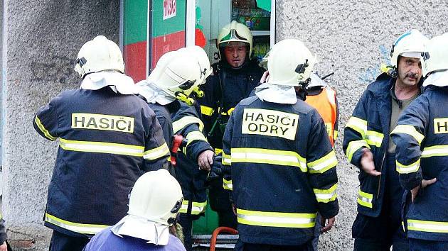 Minimálně tři hasičské jednotky se sjely k prodejně Hruška na Nádražní ulici, z níž vycházel kouř. 