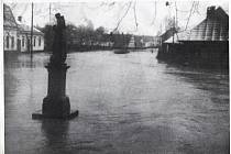 Stará fotografie zachycuje povodeň, která potrápila tehdejší obyvatele Bravantic téměř přesně před devadesáti lety.