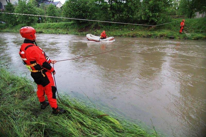 Sedm jednotek hasičů bylo v sobotu odpoledne povoláno k pátrání po pohřešované osobě v řece Lubina.