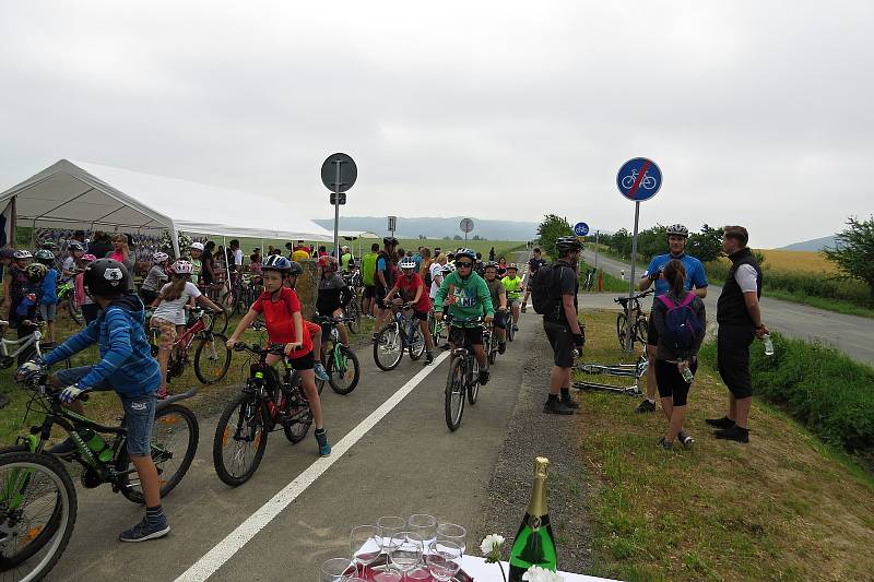 Slavnostní otevření cyklostezky mezi Hůrkou, místní částí Jeseníku nad Odrou, a obcí Vražné se uskutečnilo ve Vražném ve středu 23. června 2021.