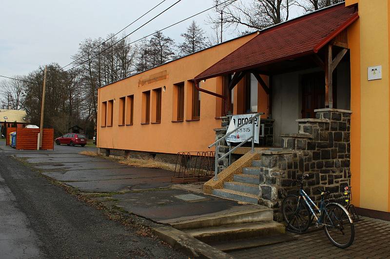 Kujavy byly kdysi čistě německá obec. Po válce zůstaly vylidněné. Dnes tam je možno najít některá pěkná místa.