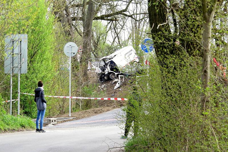 Dva lidé zemřeli v pondělí 3. května 2021 odpoledne při dopravní nehodě ve Studénce. Kamion se převrátil poté, co mu praskla levá přední pneumatika a korba s nákladem kamenů se dostala do protisměru, kde v tu chvíli jelo dodávkové vozidlo.